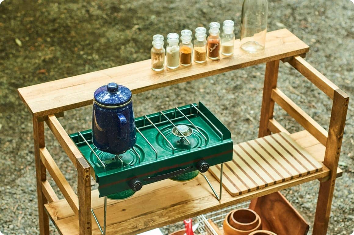 2段目の脚部固定用の天板を3段目に配置すると、脚のあるガス式ツーバーナーにも対応