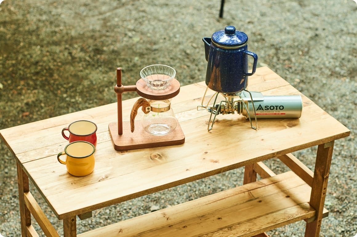 さらに、3段目の天板を最上部に配置すると、一枚板となり、広い作業スペースのテーブルになります