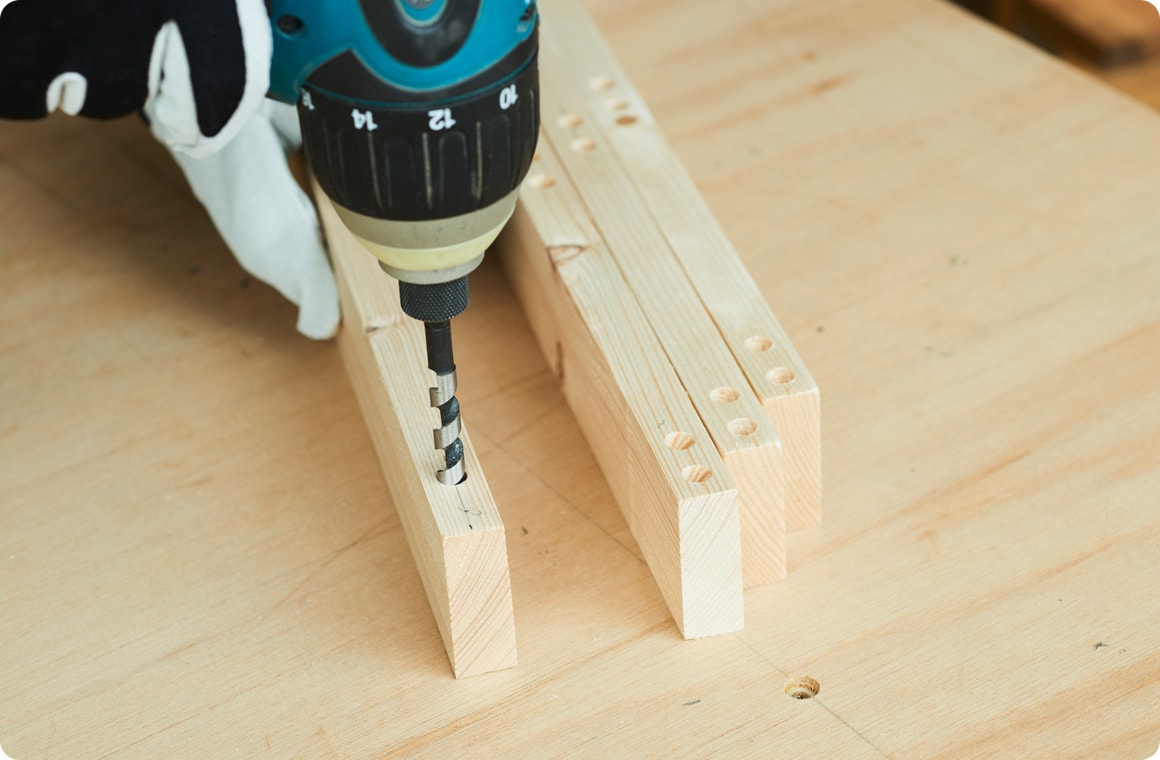 A、Bのネジ穴部に下穴を開け、Aにはダボ穴を開ける