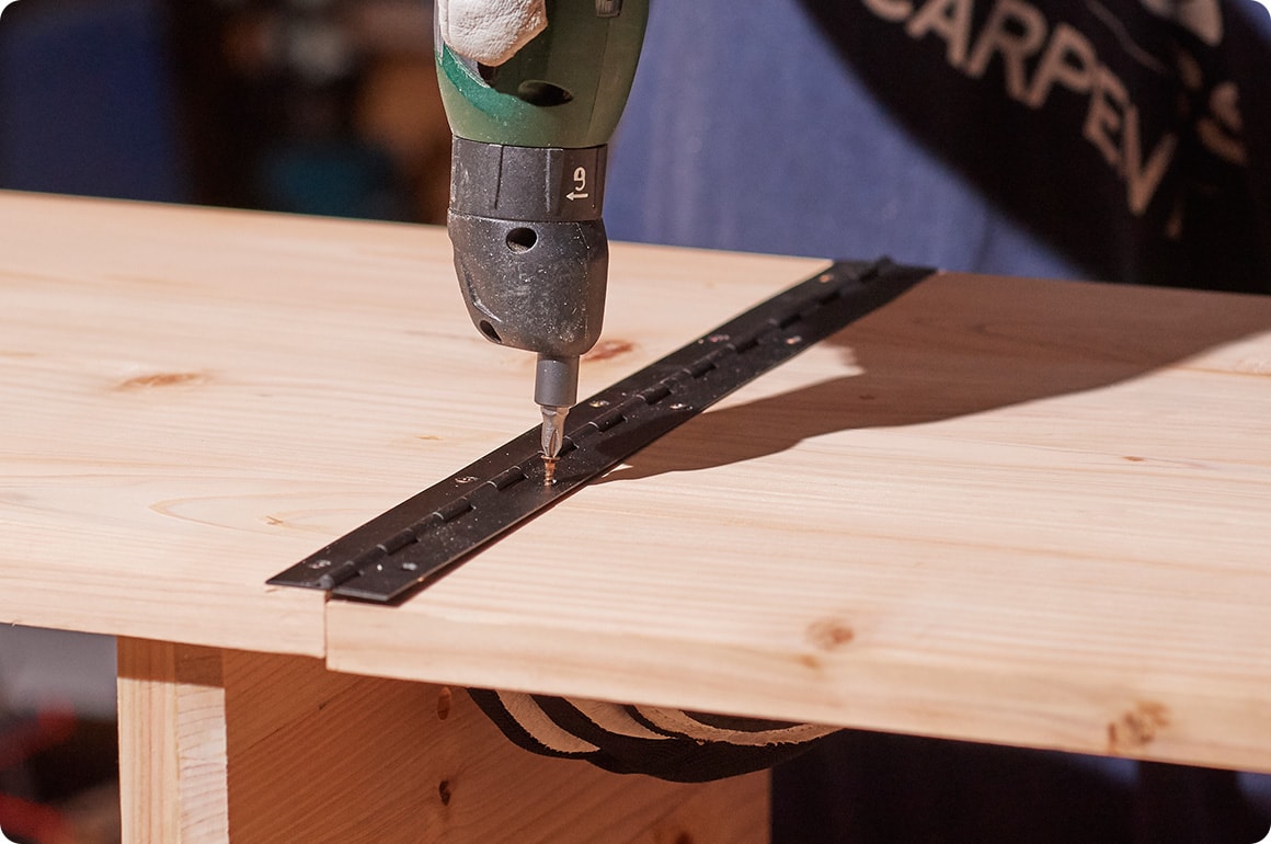 “キャンプで便利な実用的ギミック”を持たせるために、可動部分が複数あります