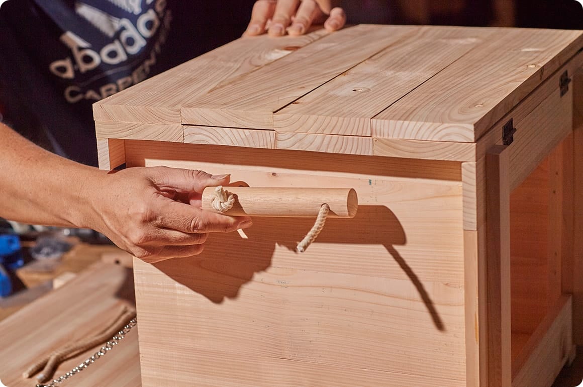 この側面は凹凸が大胆なデザインにしています