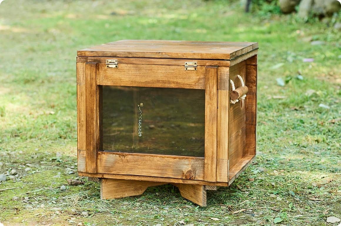 ボックスの中が見えるよう、一面は透明な塩ビ板を装着