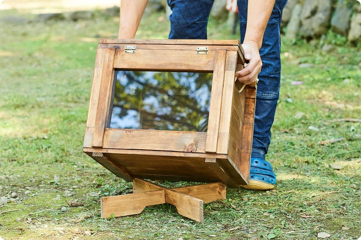 続いて展開方法を紹介します。クロスして組み合わせた台を置いたら、その上にボックスを載せます