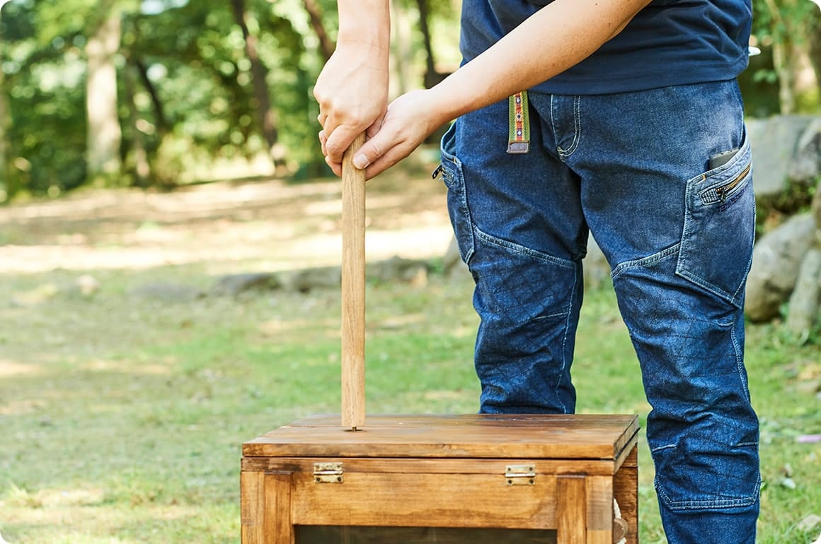 天板に支えの丸棒をねじ込み、そのまま天板を開くと
