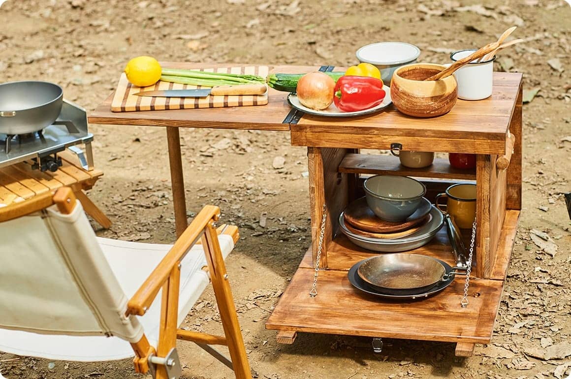 調理器具や食器類をボックス内に入れ、テーブル上は食材をカットするスペースとして活用