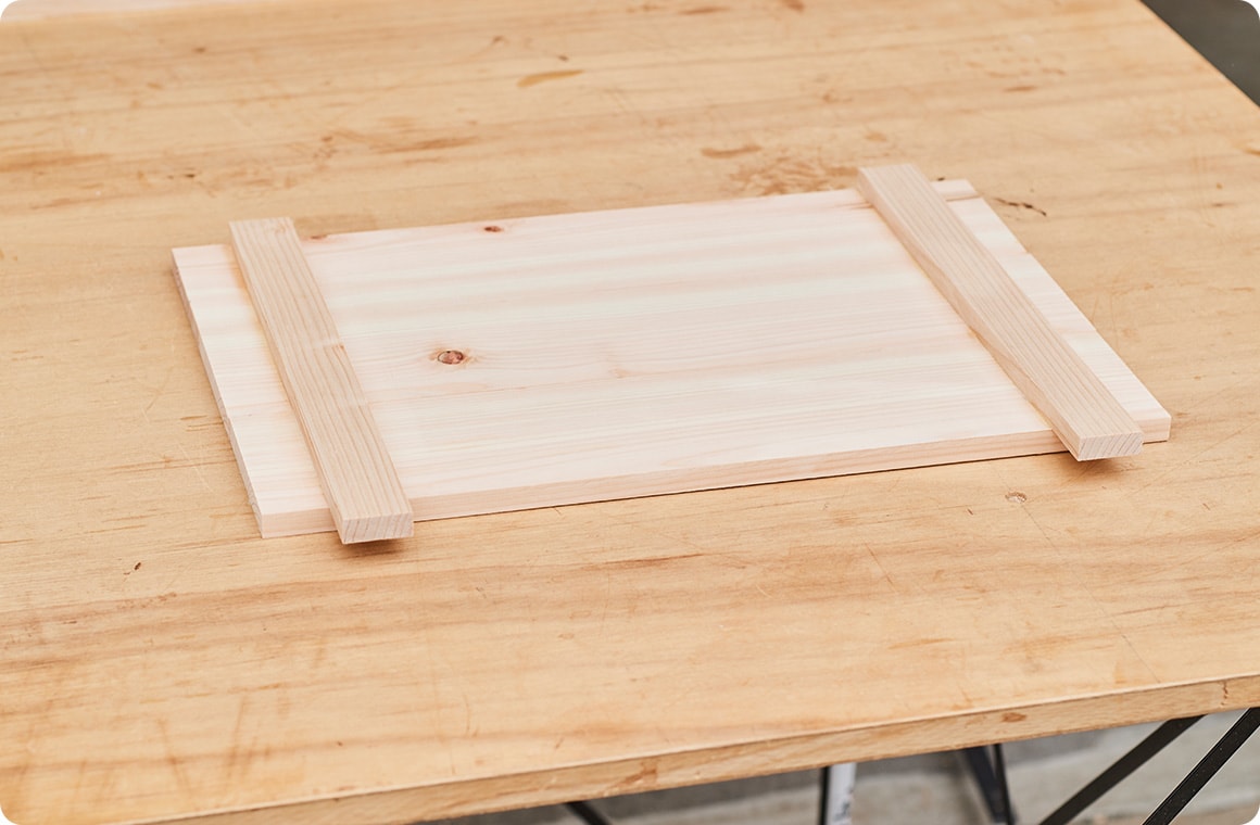 底板と同様の要領で、側板をそれぞれボンドで圧着していく