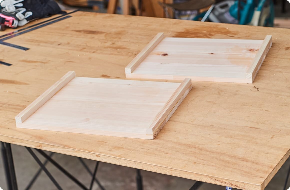 側板③は2組作る。D-1×3枚とD-2×1枚の側面をボンドで圧着後、D-3×2枚をボンドで圧着。もう1組も同様に作る