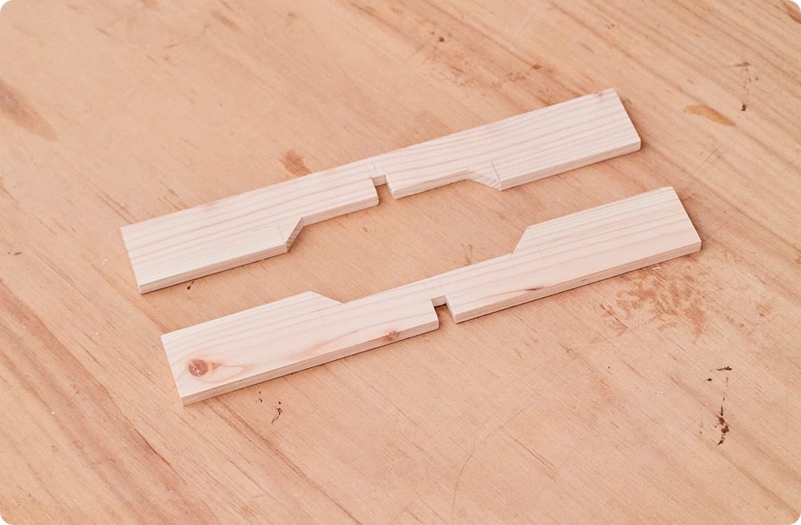 台の板Fをそれぞれ、ノコギリでカットする