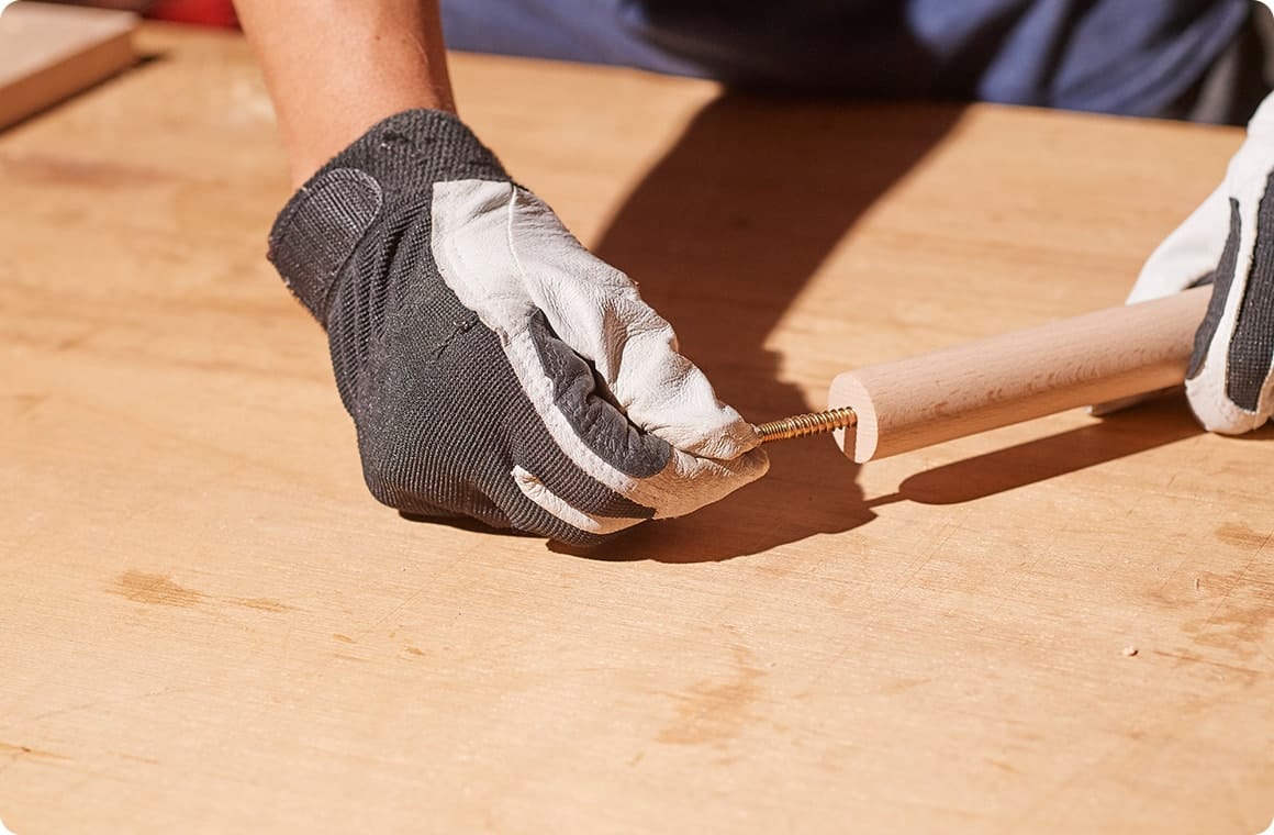 Gの丸棒（天板の支え用）にハンガーボルトを取り付ける