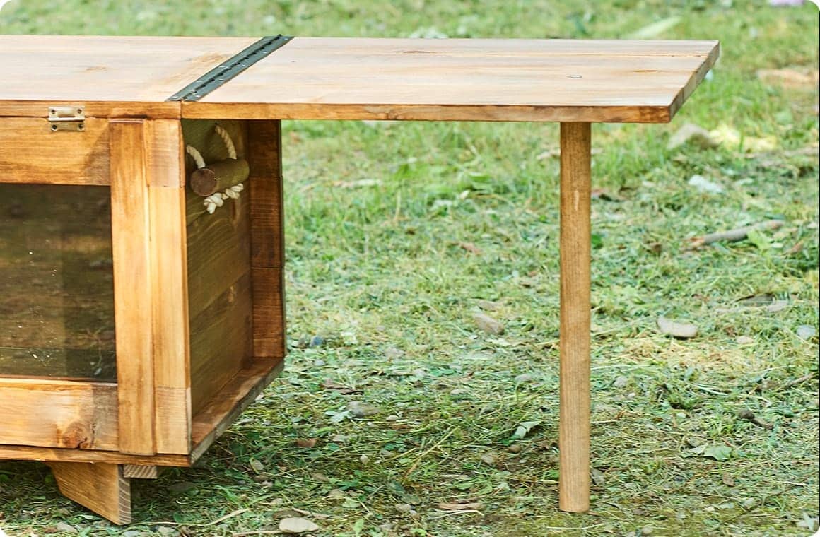 この丸棒は、拡張テーブルを使用する際に天板と接続して、テーブルの足に使う