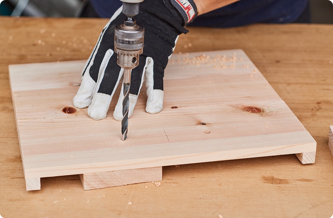 2組ある側板③にそれぞれ、取っ手用の穴を開ける