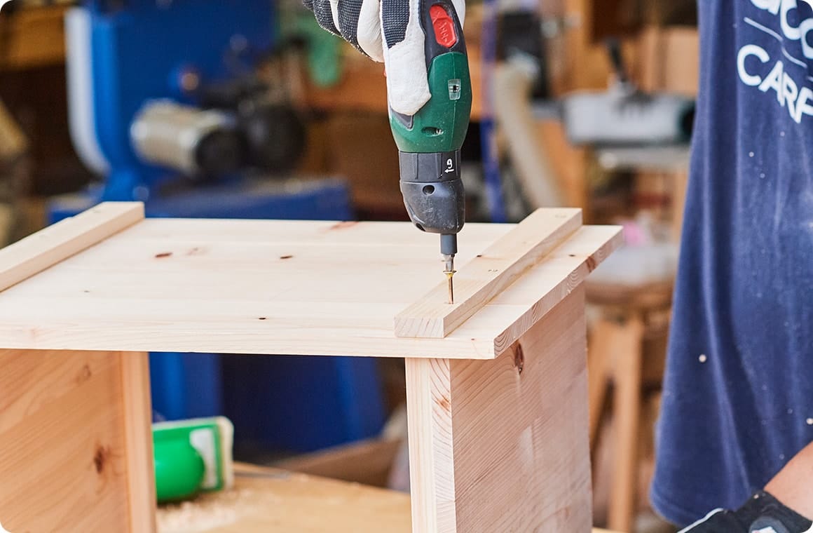 ひっくり返して、底板をビス留めする