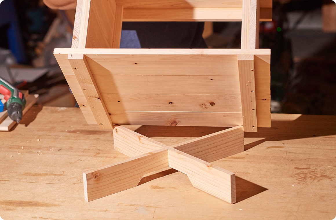 台を組み立て、底板の下に固定する（台は脱着できる仕様なので、ボンド・ビス留めをしない）