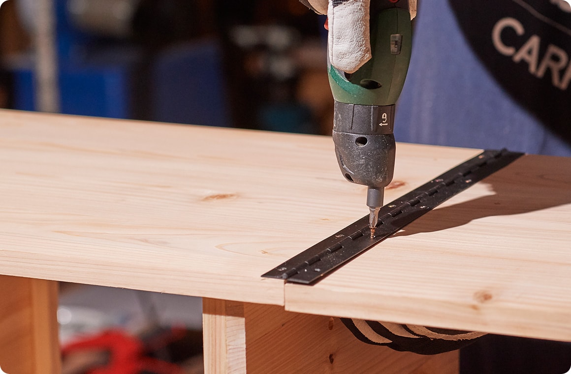 本体の天板と拡張テーブル用の天板を水平になるように長丁番でビス留めする