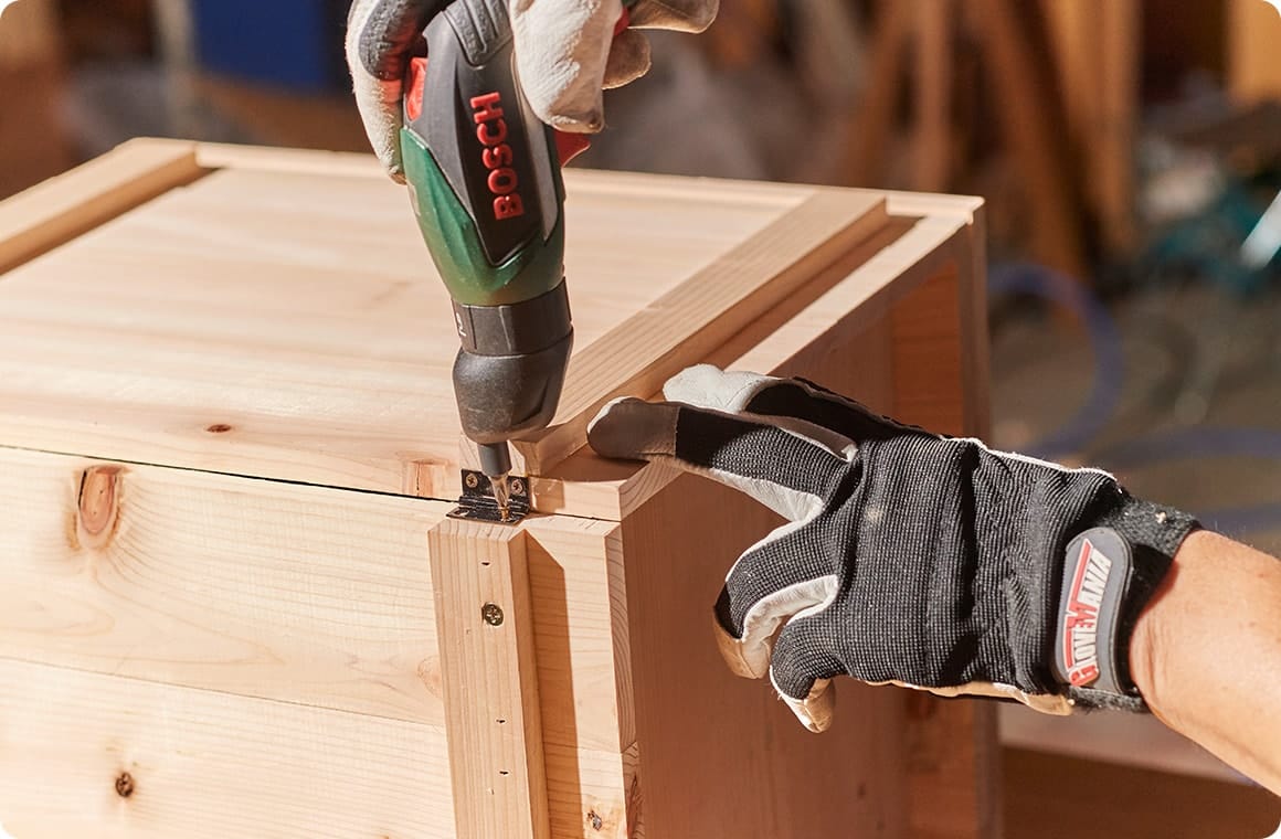 底板と側板①の下部を丁番でビス留めする