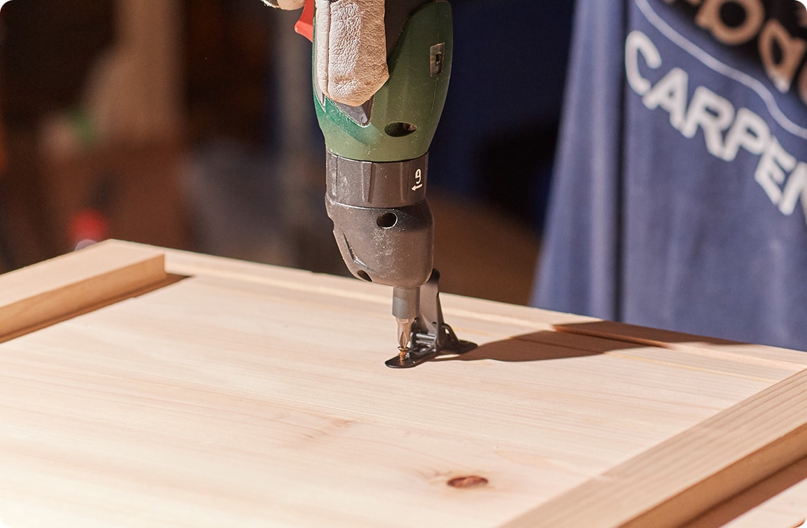 側板①の前面にパッチン錠をビス留めする