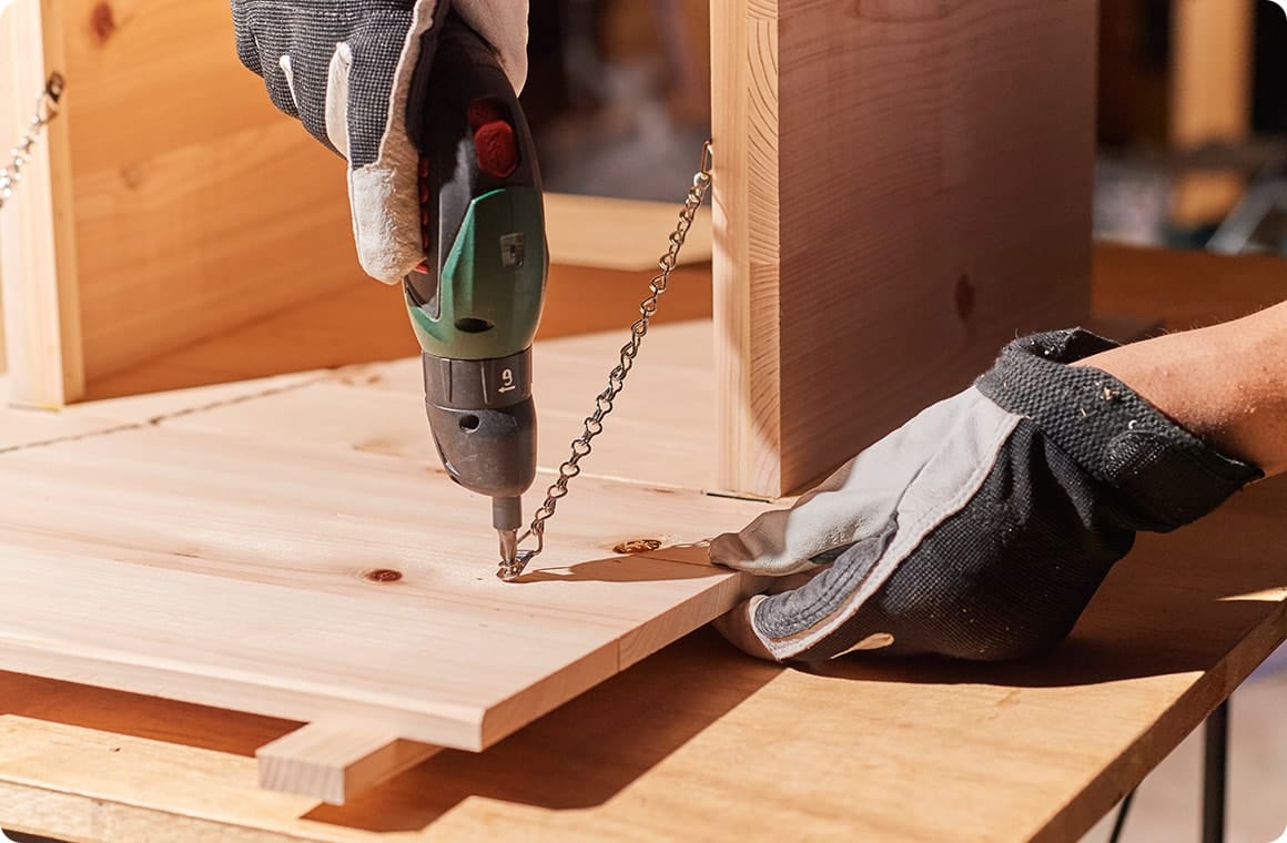 側板①を開いて、チェーンを取り付ける