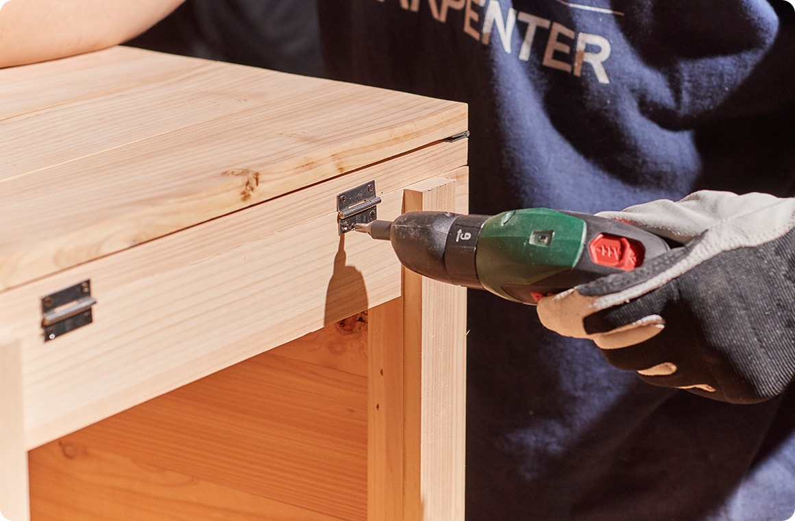 本体側の天板の側面と側板②を丁番でビス留めする