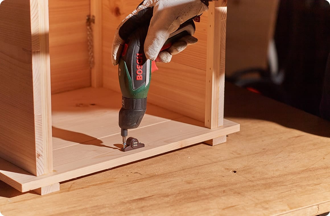 マグネットキャッチは、まず鉄の丸プレート側を側板②にビス留め