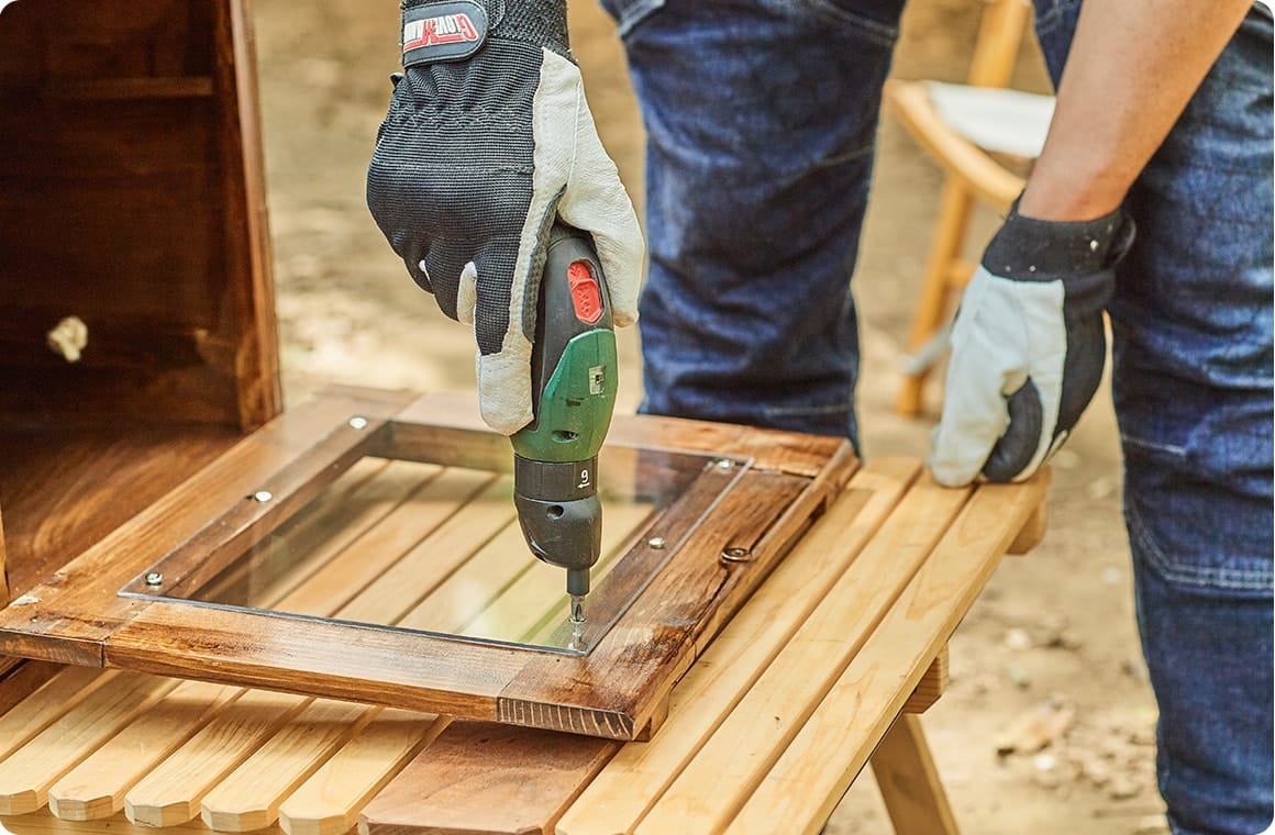 塗料が乾いたら、側板②の内側から硬質塩ビ板をビス留めして作業完了