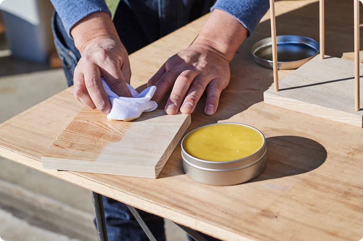 塗料を全体に塗って乾いたら、持ち手用のチェーンを固定します