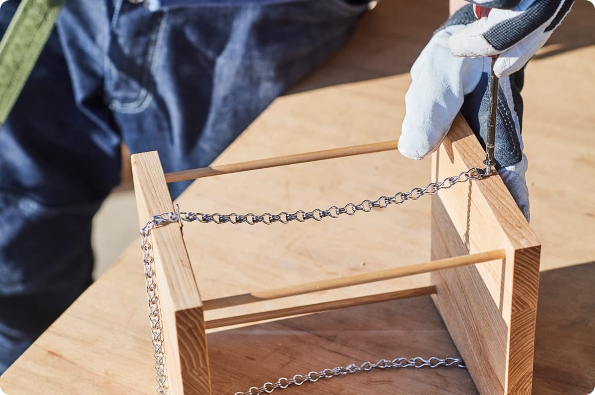 今回は、あえてナチュラルな木本来の風合いを活かすミツロウを使いましたが、お好みの塗料を選んでカラーの濃淡をアレンジするのもいいでしょう