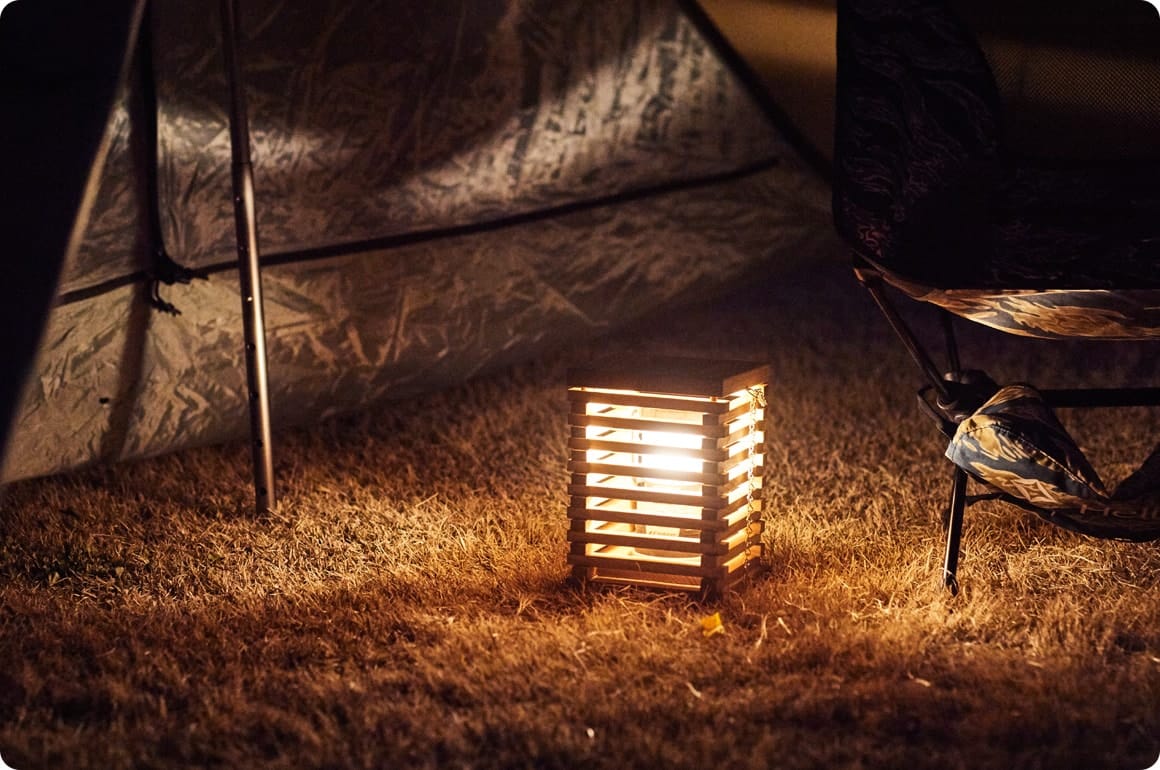 夜、実際に使ってみたのがコチラ！ 地面に直置きして、常夜灯に