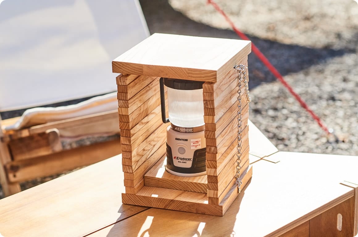 続いて、横板を組み替えて2面を壁のようにすると