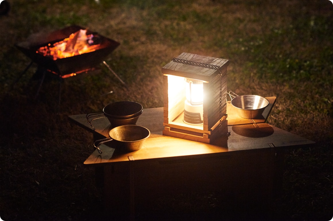 広範囲を照らすランタンの拡散光をあえて2方向の照射にすることで、グッと落ち着いた雰囲気に