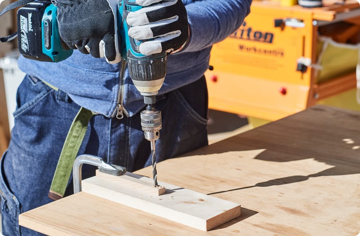 Cの横板、全32枚にそれぞれ2つの貫通穴（φ7mm）を開ける