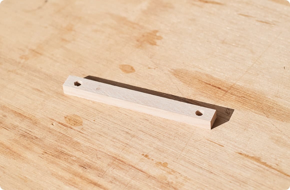 写真のように下に端材を敷いてその上にCを置き、F型クランプで固定すると作業しやすい