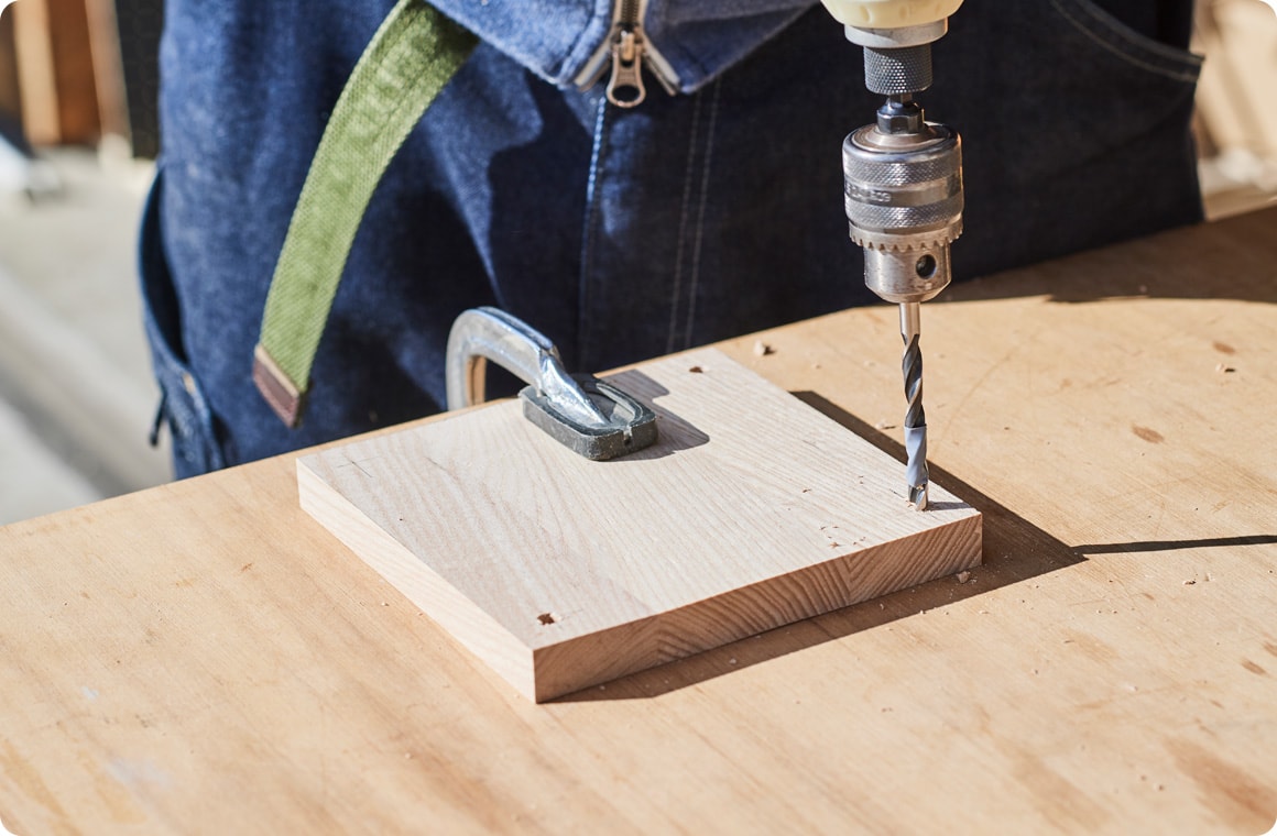 Aの上蓋と底板に各4カ所の穴を開ける