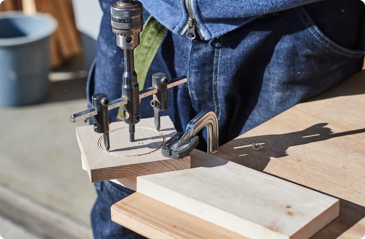 Bの下に端材を敷いてF型クランプで固定