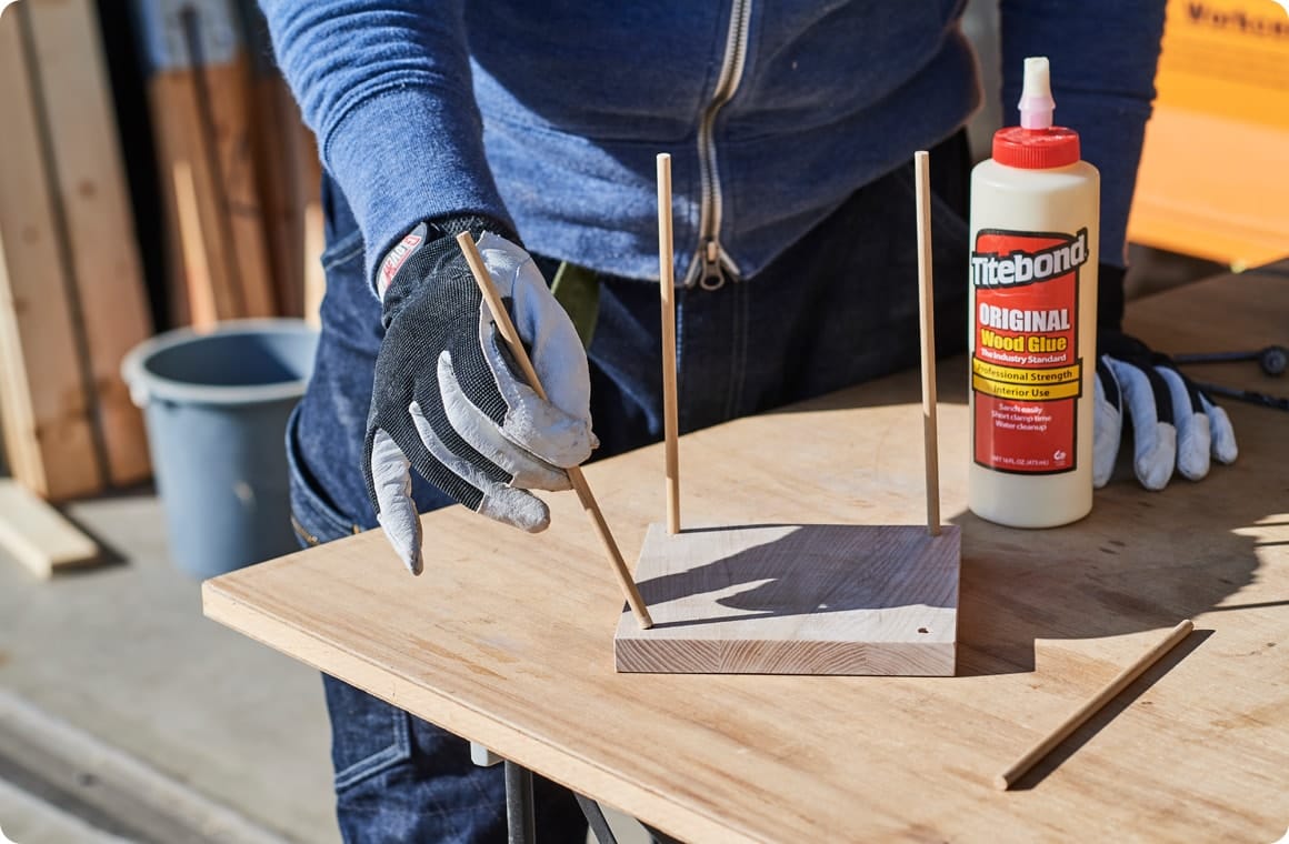 Dの丸棒の先端にボンドを塗布し