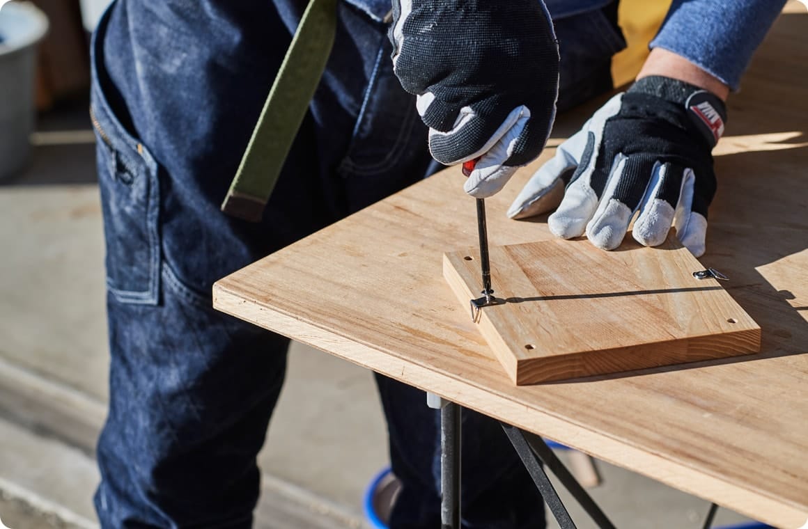 上蓋の穴を開けた面の両側に三角吊りカン2つをネジ留めする