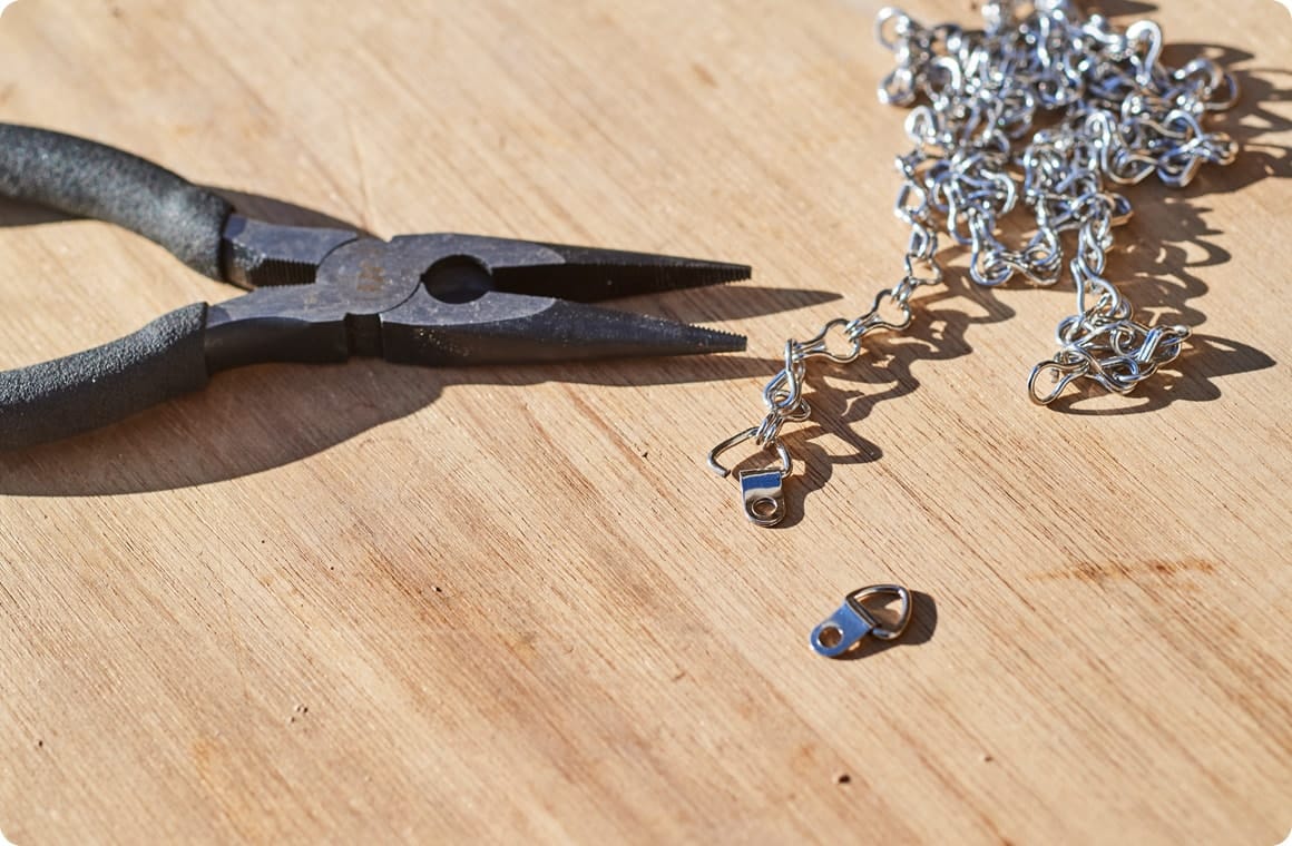 底板と固定するためのDカン小（額縁用）をチェーンと連結させる