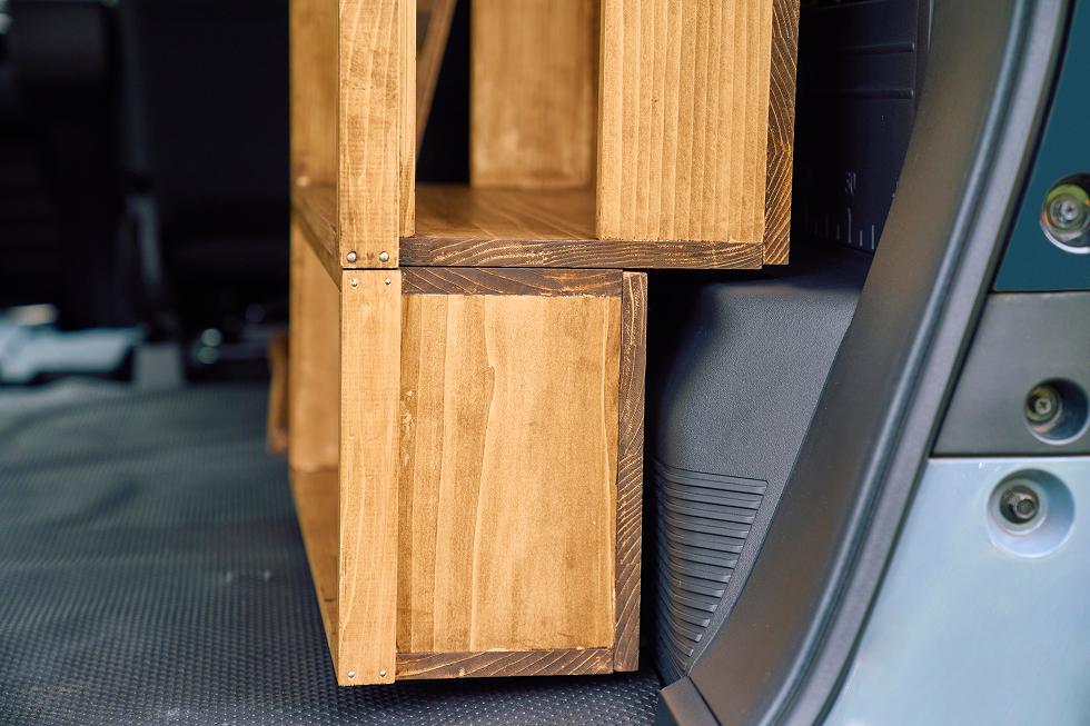 木製の本棚３つの設置が完了