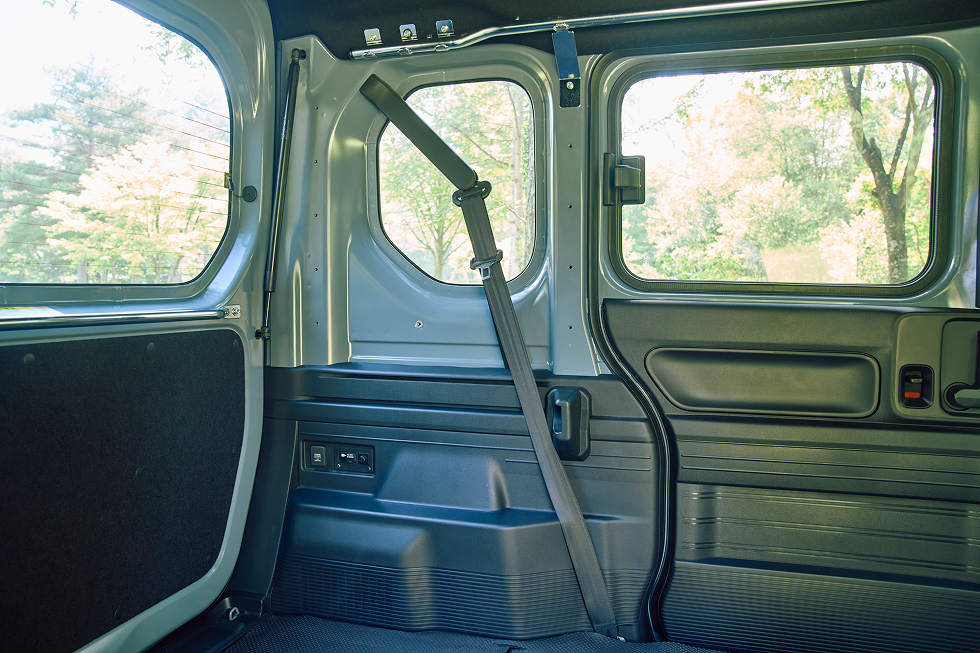 続いて助手席側の後方、壁面に布製の吊るす本棚を設置