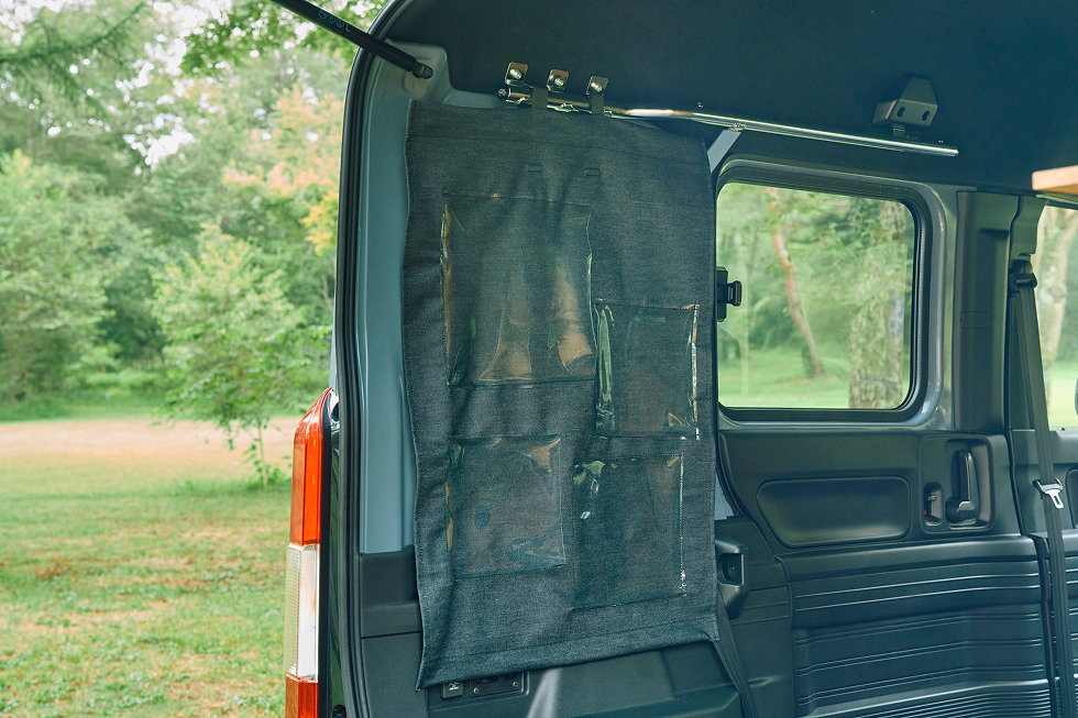 設置完了。透明のポケットに本を入れると、本の表紙が見える本棚に