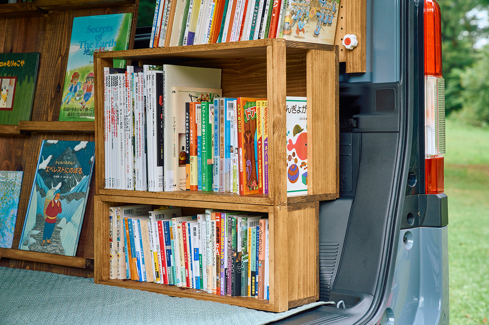 壁面の段差をかわすように制作した本箱は、たっぷりと本を収納できる