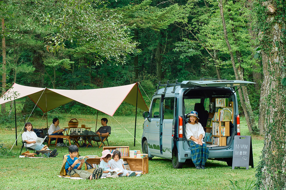 キャンプサイトで展開し、3組のファミリーキャンパーに楽しんでもらう