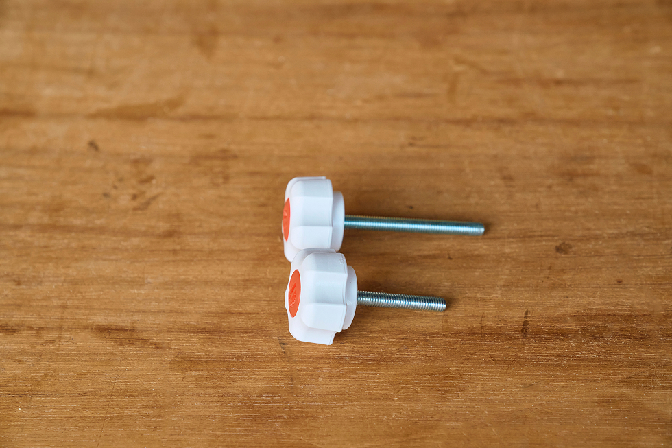 設置に使用するネジ