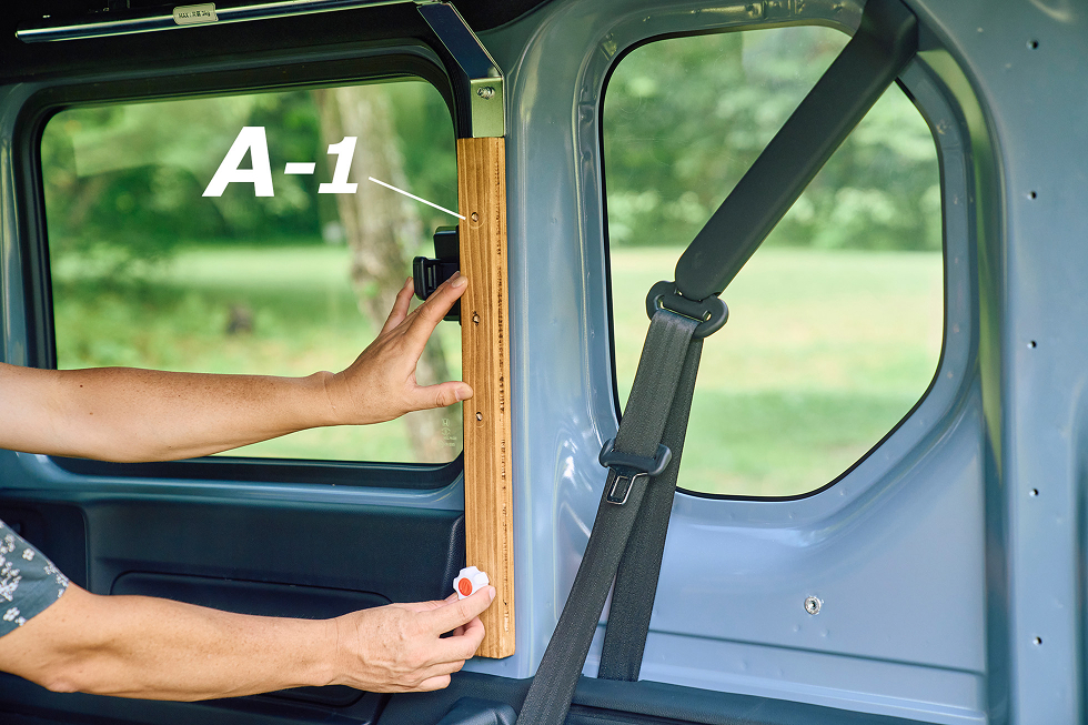 N-VANに標準装備されている「ユーティリティーナット」を活用して折りたためる本棚を設置