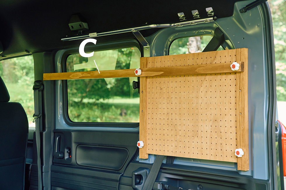 続いて、A-1・A-2の最上部の穴2つに長いほうのネジを使い、フック受けとなる木材（ハシゴ型本棚C）を固定