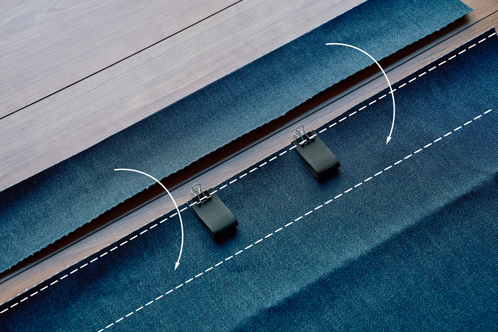 印に合わせてループ側のテープをクリップで仮留めし、Aを裏返してBの上に乗せる