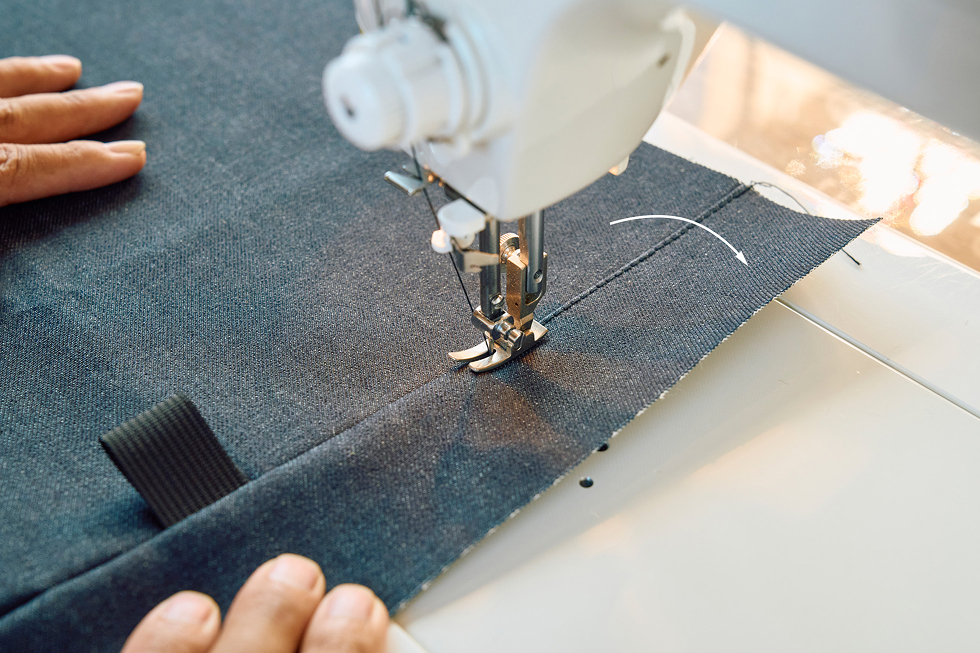 Aを裏返して表面にし、縫い合わせる。