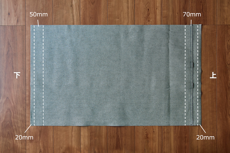 生地を裏返し、ペンでラインをひく