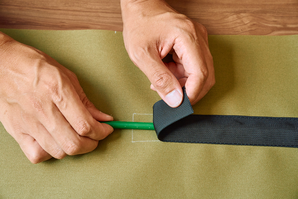 支柱をテープの中に差し込む