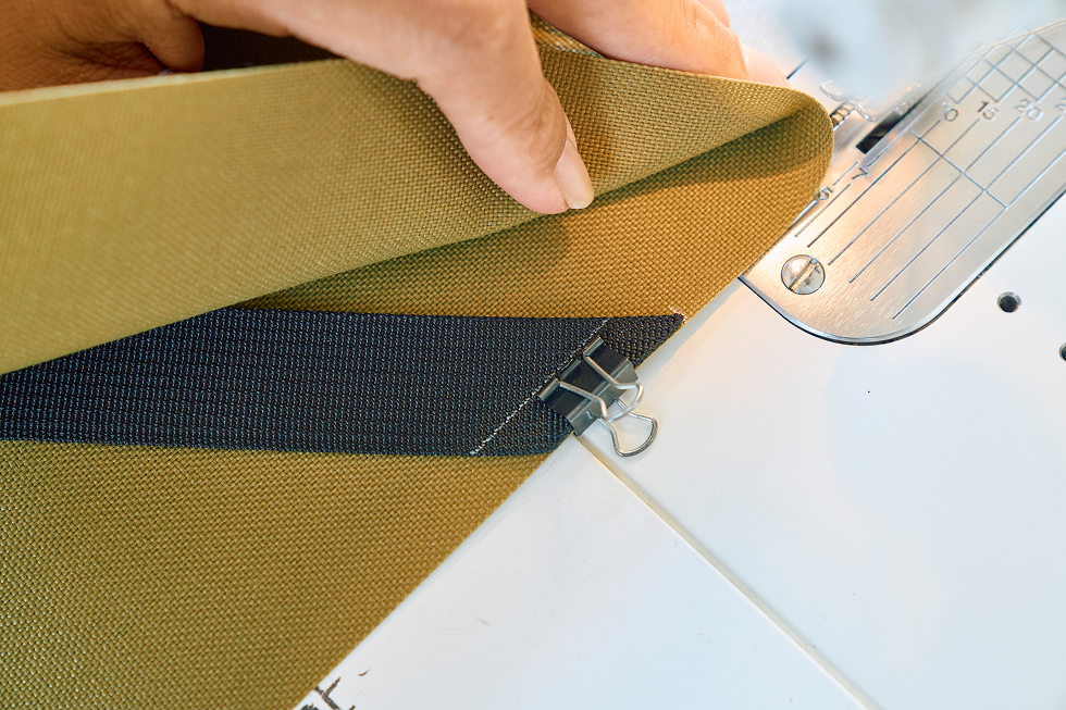 外側の縫い代を縫ってから270mmのラインに合わせて内側に折り、テープ部分と縫い合わせる