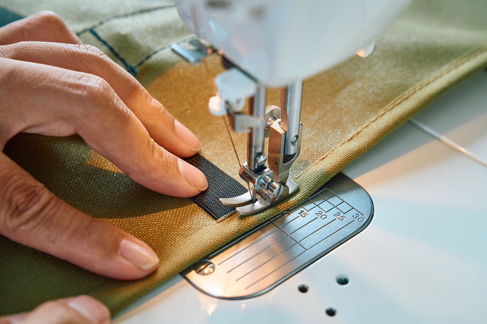 平ゴムを中央に配置し、生地を端から1cm内側に折って縫い合わせる